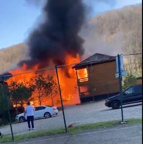 Пожар на турбазе "Водолей" в Апшеронском районе удалось локализовать